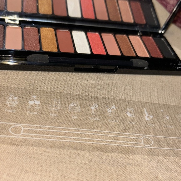 New lameila eye shadow palette 12. Black case with mirror and sponge eyeshadow - Picture 4 of 4